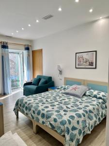 阿纳卡普里Hedera Capri B&B的一间卧室配有一张床和一张蓝色椅子