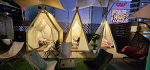 首尔Mizo Hotel的一组帐篷,位于带椅子的房间