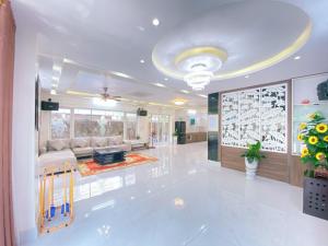 岑山Mai Linh Villa - FLC Sam Son的客厅配有沙发和桌子