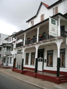 帕拉马里博奥博格旅馆的街道边的白色建筑