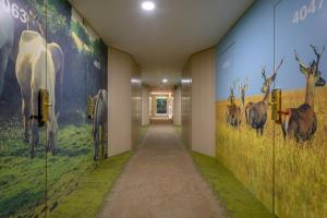 马塔拉斯卡尼亚斯科托大酒店的墙上挂有动物画的走廊