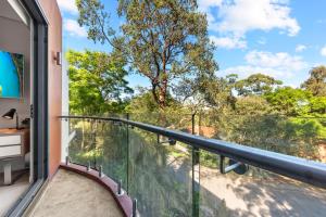 悉尼Nice and quite studio Roseville的阳台享有树木的景致。