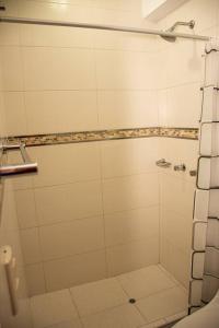 库斯科Departamento Familiar Alado del aeropuerto的浴室设有白色瓷砖淋浴。