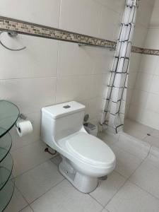 库斯科Departamento Familiar Alado del aeropuerto的白色的浴室设有卫生间和淋浴。