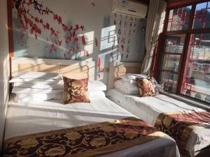 蓟州区天津市黄崖关长城家园酒店的一间卧室设有两张床和窗户。
