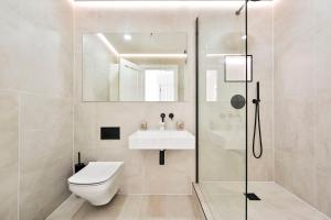 帕尔默斯格林GuestReady - Luxury haven in Palmers Green的浴室配有卫生间、盥洗盆和淋浴。