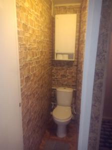马热伊基艾Buto nuama的一间带卫生间和砖墙的浴室