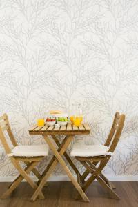 阿尔布费拉Golden Stay - B&B Experience的一张桌子和两把椅子,上面有食物