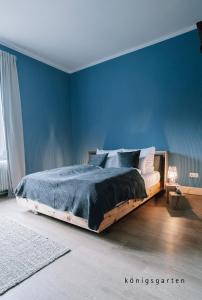 代德斯海姆FREYZEIT Apartments Deidesheim的一间卧室配有一张蓝色墙壁的床