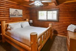 巴斯莱克Harris Lakeview Cabin的小木屋内一间卧室,配有一张床