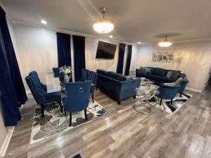 肯纳Modern 3 bedrm 5 mins 2 airport free parking wi-fi的客厅配有蓝色的沙发和桌子