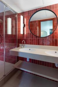 巴黎萨夏酒店的浴室设有2个水槽和镜子