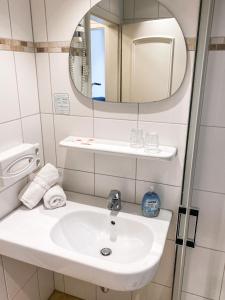 圣彼得奥尔丁Hotel Garni Silvana的一间带水槽和镜子的浴室