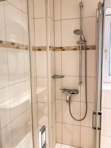 圣彼得奥尔丁Hotel Garni Silvana的浴室里设有玻璃门淋浴