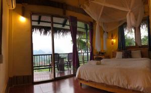Hương Bá ThướcPù Luông Happy Home的一间卧室设有一张床,享有阳台的景色