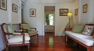 查尔斯城埃米塔日酒店的客厅配有两把椅子和一张沙发
