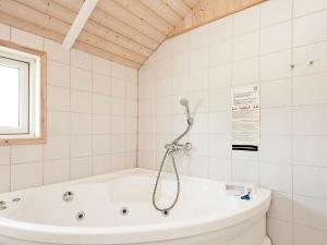 森讷比8 person holiday home in Juelsminde的白色瓷砖浴室内的白色浴缸