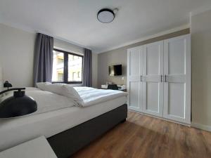 马兰迪Landhuus Dieksee的一间卧室设有一张大床和一个窗户。