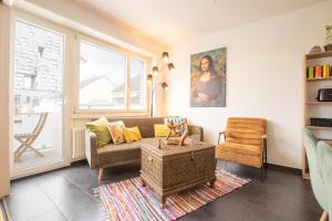 巴塞尔Special MODERN LiSA Apartment Basel, Bahnhof Grossbasel 10-STAR的客厅配有沙发和椅子