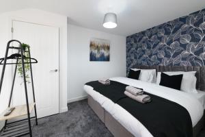 Modern House near Washeries Park的一间卧室设有一张蓝色墙壁的大床