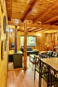 拉斯特朗卡斯Cabañas Bafemadi的客厅设有木墙和木制天花板。