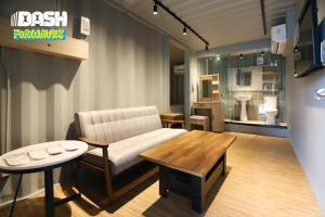 Hsin-hsingDash Forwaves Hotel的客厅配有沙发和桌子