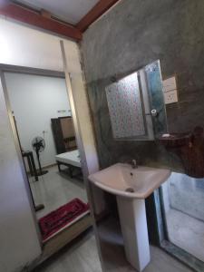 蒂瑟默哈拉默Bundala Resort的一间带水槽和镜子的浴室