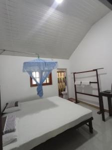 蒂瑟默哈拉默Bundala Resort的一间卧室配有一张蓝色的床铺