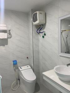 海防Khách Sạn Đông Đô的白色的浴室设有卫生间和水槽。