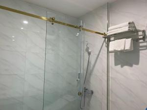 海防Khách Sạn Đông Đô的带淋浴的浴室和玻璃门