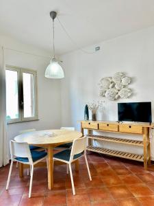 圣特雷莎加卢拉Il Gabbiano的一间带木桌和椅子的用餐室