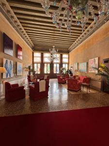 威尼斯鲁奇尼宫酒店的带沙发和椅子的大客厅