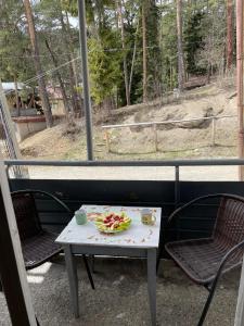 阿巴斯图马尼Abastumani Apartment的阳台上的一张桌子上放着一盘水果