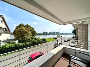 杜塞尔多夫Villa Düsseldorf的从带红色汽车的房屋阳台欣赏风景