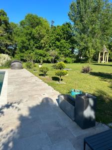 AbzacLa villa bella的给花园拍照的人的影子