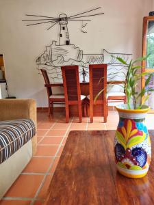 巴亚尔塔港La Posada Pacifica的客厅配有桌椅和花瓶