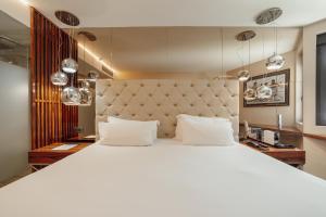 波尔图波尔图ABC酒店 - 博阿维斯塔 的卧室配有带白色枕头的大床