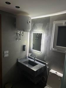 十月六日城elhosary motel的一间带水槽、镜子和卫生间的浴室