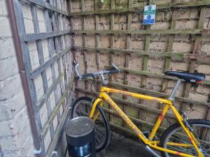 北希尔兹West Beck House - Newcastle 6的停在墙上的黄色自行车