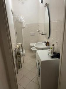 帕尔马Bilocale Inzani的一间带水槽、卫生间和镜子的浴室