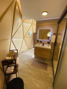 蒙泰韦尔德哥斯达黎加Way To Heaven Glamping的帐篷内的浴室设有镜子和水槽