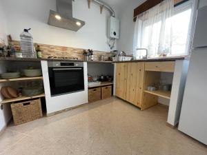 拉波塞拉Happy Hostel Sagres的厨房配有水槽和炉灶 顶部烤箱