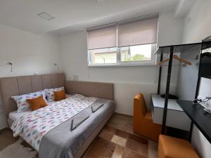 维索科Ravne Energy Apartments的一间小卧室,配有床和窗户