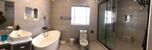 莱基Portland Residence的浴室配有盥洗盆、卫生间和淋浴。