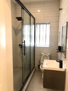 莱基Portland Residence的带淋浴、卫生间和盥洗盆的浴室