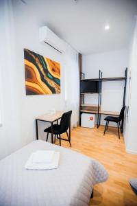 利沃夫斯达伊哈尔科夫酒店的配有一张床和一张桌子及椅子的房间