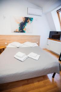 利沃夫斯达伊哈尔科夫酒店的一间卧室配有一张床,上面有两条毛巾