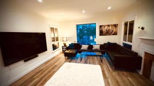 洛杉矶Los Angeles Dream Cottage的客厅配有大屏幕平面电视