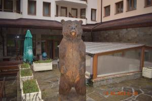 波罗维茨Villa Park Guest Apartments的一座建筑前的木熊雕像