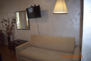 波罗维茨Villa Park Guest Apartments的客厅配有沙发和墙上的电视